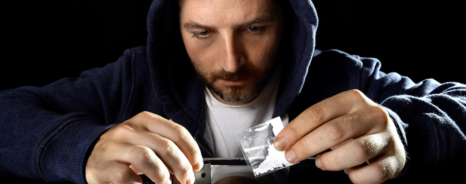 Man with envelope of cocaine - How to Clean Your System from Cocaine - Icarus Behavioral Health Nevada