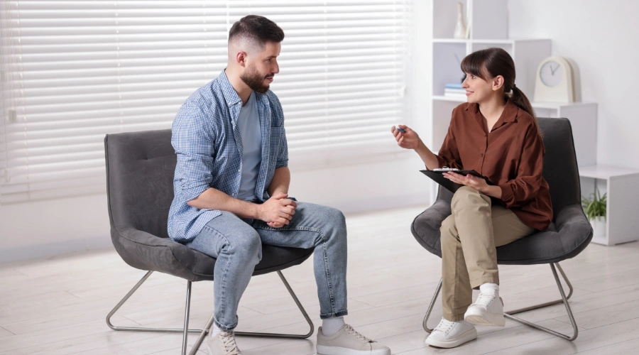 Image of therapist consulting with a patient during an alcohol treatment
