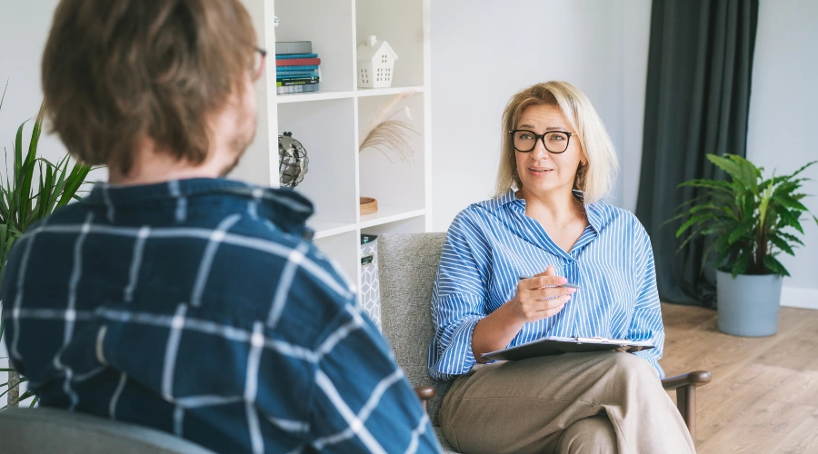 Image of a therapist and patient at the Icarus Nevada depression retreat
